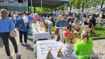Zussen Lyna en Jorien organiseren creatieve markt met 35 deelnemers: “We moesten zelfs kandidaten weigeren”