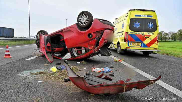 Auto slaat over de kop op A58, meer dan een uur vertraging