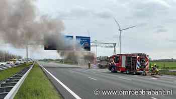 A16 richting Breda dicht nadat kleine vrachtwagen in brand vliegt