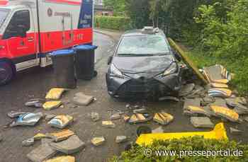 POL-NE: Litfaßsäule bei Verkehrsunfall zerstört