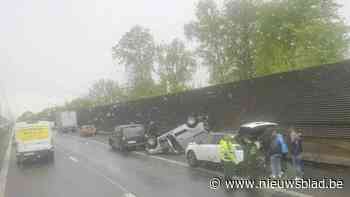 Auto overkop op E313 ter hoogte van afrit Hasselt-West: één persoon lichtgewond