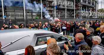 Honderden fans bij de Kuip vormen erehaag tijdens afscheid van overleden Leo Beenhakker