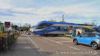 Kipplaster fährt durch geschlossene Schranke – Und einfach weiter! Das sagen Bahn und Polizei