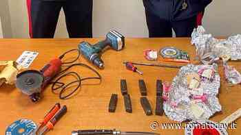 Inseguimento nella notte: in fuga per 4 chilometri con l'auto carica di droga e attrezzi da scasso