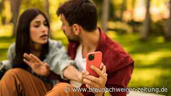 Versteckte Anzeichen? So erkennt man Eifersucht bei Frauen