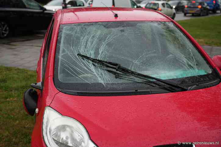 Fietser aangereden op oversteekplaats, voorruit auto zwaar beschadigd