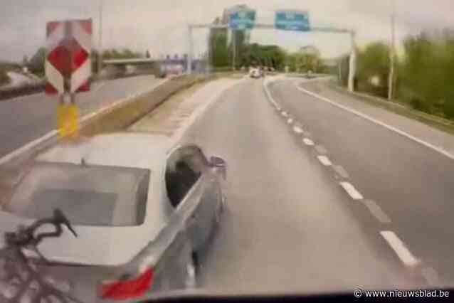 KIJK! Bestuurder snijdt vrachtwagen levensgevaarlijk de pas af bij afrit: “In mijn 30 jaar op de baan heb ik zoiets nog nooit meegemaakt!”