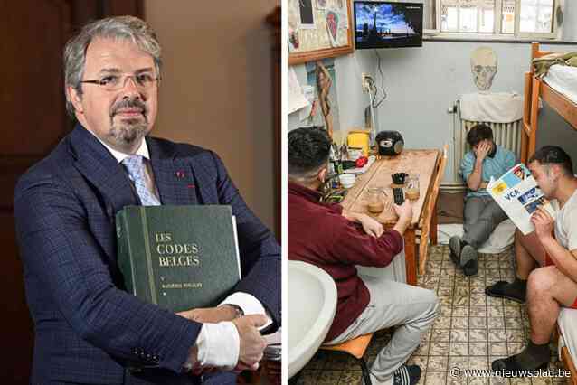 Kwaad omdat regering aan hun pensioen morrelt: magistraten sturen in één keer 4.000 criminelen naar overbevolkte gevangenissen