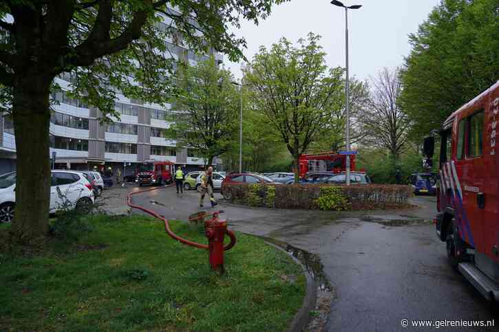 Scootmobiel vat vlam in flatberging, rook verspreidt zich via liftschacht