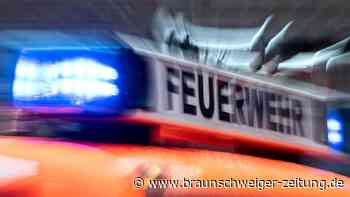 Brand in Mehrfamilienhaus – Feuerwehr rettet Bewohner