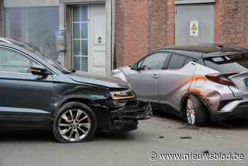 Bestuurder knalt tegen geparkeerde wagen