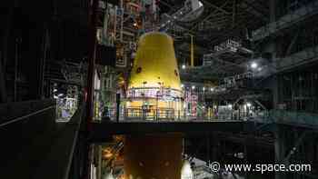 NASA continues stacking its giant Artemis 2 SLS moon rocket (photos)