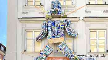 Riesige Müll-Skulptur über dem Marienplatz