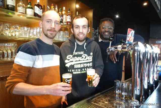 Café De Gouden Poort viert eerste verjaardag met alcoholvrij bier van het vat: “We zijn op alle vlakken atypisch”
