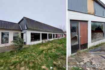 Door vandalen geplaagde voetbalkantine gaat tegen de vlakte: “De eerste stap naar groene recreatiezone”