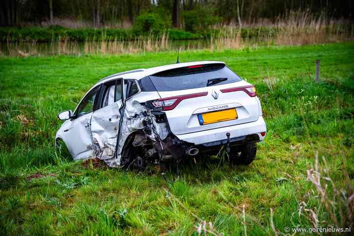 Bestelbus belandt op verkeerde weghelft en botst op auto
