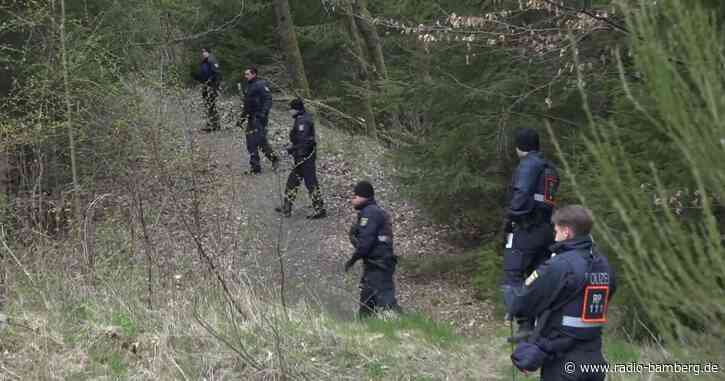 Mutmaßlicher Dreifachmord – Polizei sucht mit Großaufgebot