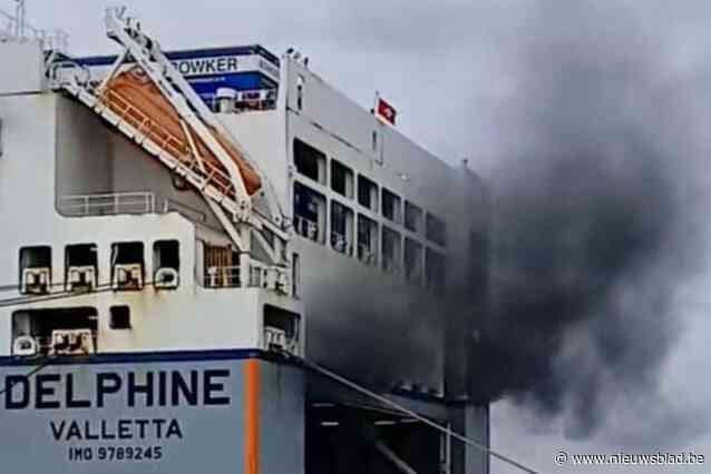 Brandweer blijft aanwezig bij cargoschip Delphine na grote brand: “Honderd wagens in vlammen opgegaan”