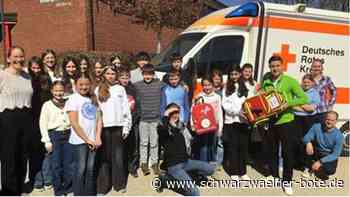 Unterstützung von Barmer und DRK: Bildungszentrum Wildberg bereitet Schüler auf den Notfall vor