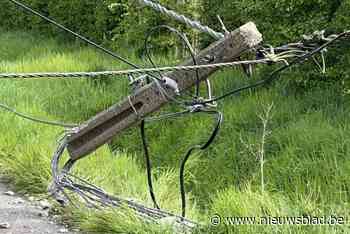 Straat afgesloten nadat zaaimachine elektriciteitspaal afrijdt