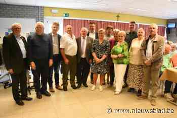 Okra Kester blaast 65 kaarsjes uit met gezellig samenzijn en gedenkboek