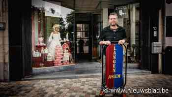 Jelte (45) verhuist Langen Asem naar grotere winkel onder Sint-Romboutstoren: “Paradijsje vol snoep, curiosa en souvenirs”