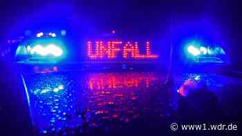 Mann fährt in Pferdeschuppen