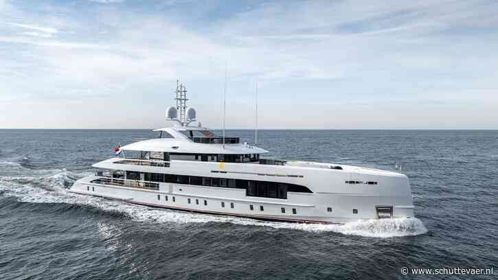 Superjacht Orion voor zeeproeven op de Noordzee
