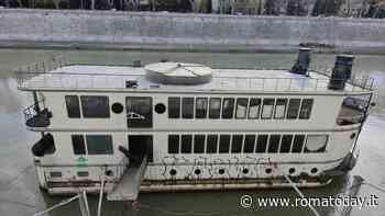 Rapinato di 70 euro e ferito con bottigliata sul volto. Ladro scappa nel barcone abbandonato sul Tevere