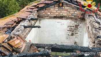 In fiamme il tetto di un casale