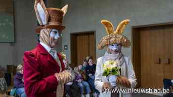 Paashaas treedt in het huwelijk met zijn paasliefde in Deurne