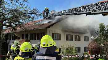 Dachstuhlbrand in Kornberg: Löschangriff mit Drehleiter und Atemschutz