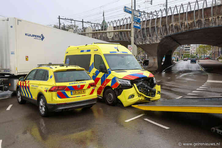 Ambulance onderweg naar spoedmelding krijgt ongeluk