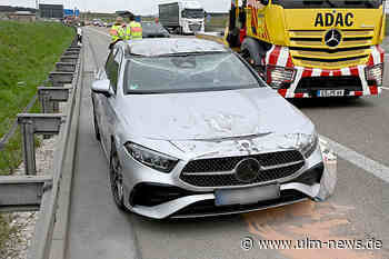 Überschlag eines Autos auf der A 8 wegen Spurwechsel