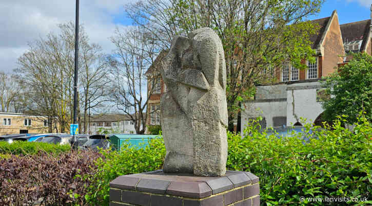 London’s Public Art: Embracing Forms, N17