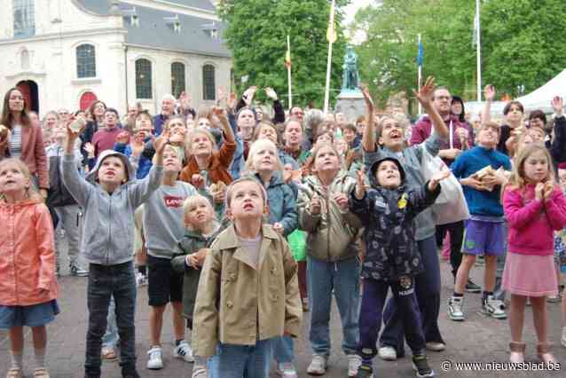 Jong en oud komen opnieuw Apostelbrokken vangen, tuinman Tom (54) krijgt speciale eer als Hedendaagse Cornelis: “Een heel mooie erkenning”