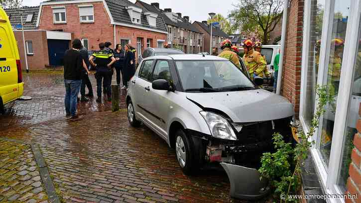 Auto knalt tegen gevel van huis na botsing met andere wagen