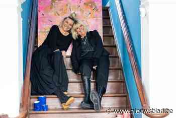 Creatieve vrouwen stellen samen schilderijen en keramiek tentoon