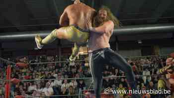 Worstelaars laten spierballen rollen in Limburghal: “Wie er wint maakt niet uit, het publiek moet ervan smullen”