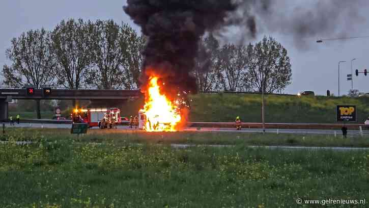 Meerdere explosie door brandende camper, snelweg dicht