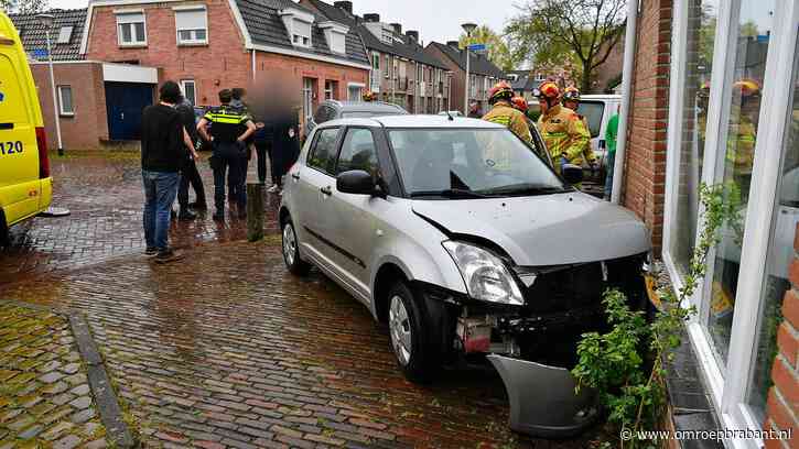 Auto ramt gevel van woning na botsing, flinke schade