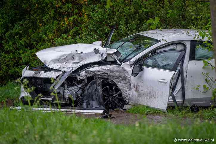 Inzittenden bestelbus vluchten na frontale aanrijding