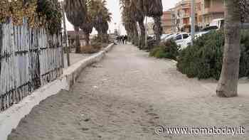Ostia, barriere frangivento e mezzi "spazza sabbia": la ricetta del municipio per tenere pulita la ciclabile