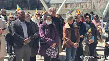 Hundreds gather in downtown Toronto to protest against 'bubble zone' bylaw plan
