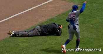 KIJK | Bal met 150 km/u in gezicht van scheidsrechter, die meteen neervalt