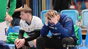 Vier Rote und keinen Überblick: Kuriose Szene: Handball-Schiri greift zum Regelheft
