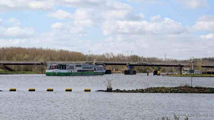 Gestremde Buitenhuizerbrug opent vandaag wegens voorjaarsvakantie voor hoge scheepvaart