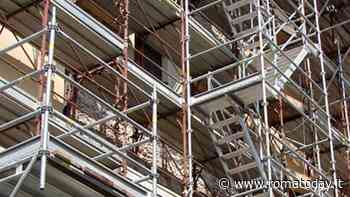 Giallo a Casal Bruciato: precipita dall'impalcatura di un palazzo ma non è un operaio. Grave un uomo