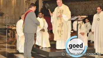 Kerkwachter Kris Cuypers krijgt een bijzondere schouderband voor zijn hulp aan bezoekers in basiliek