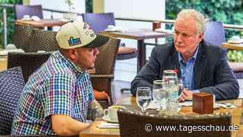 El Salvador: US-Senator trifft abgeschobenen Ábrego García